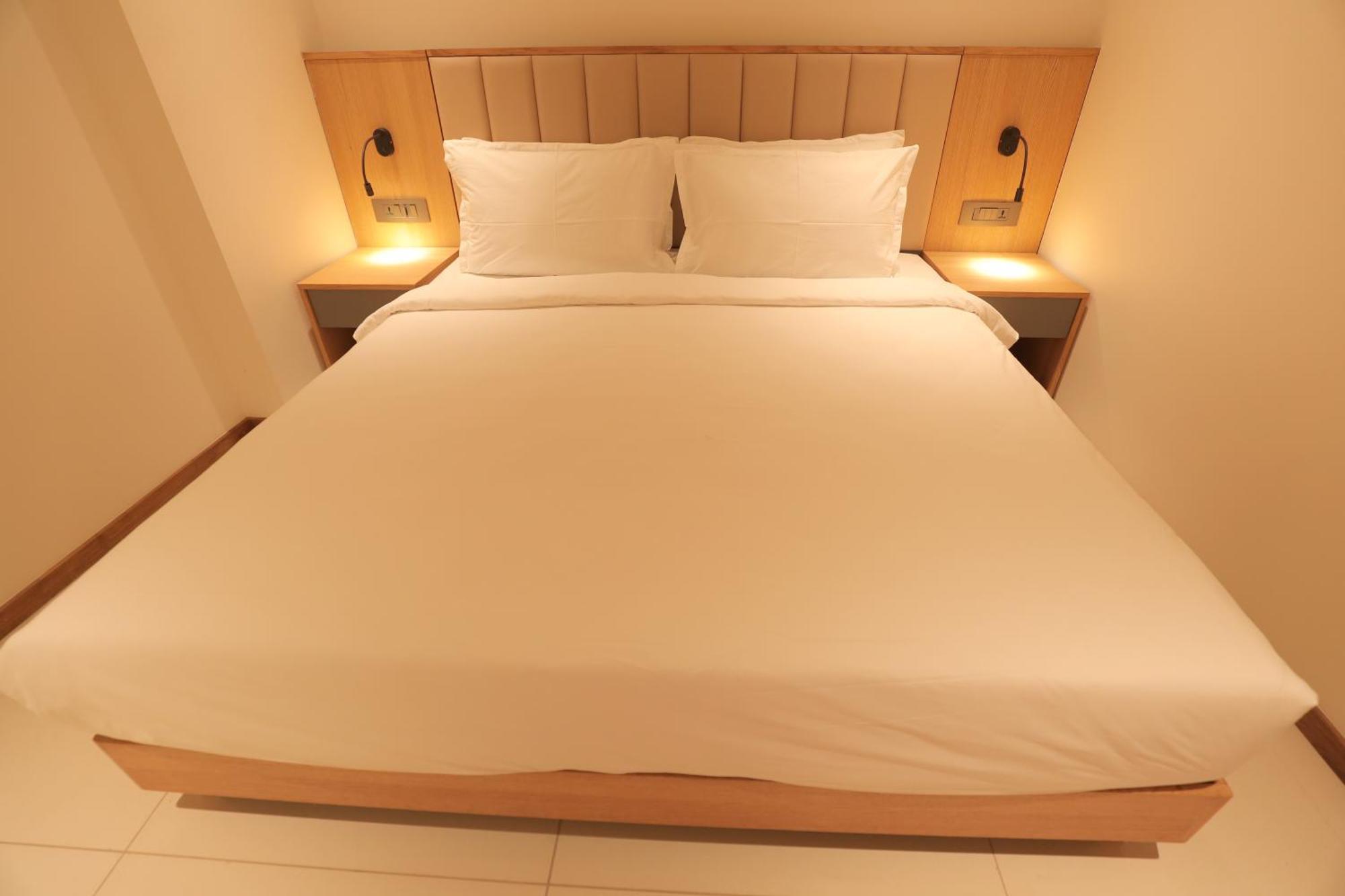 Hotel The World Surat Esterno foto