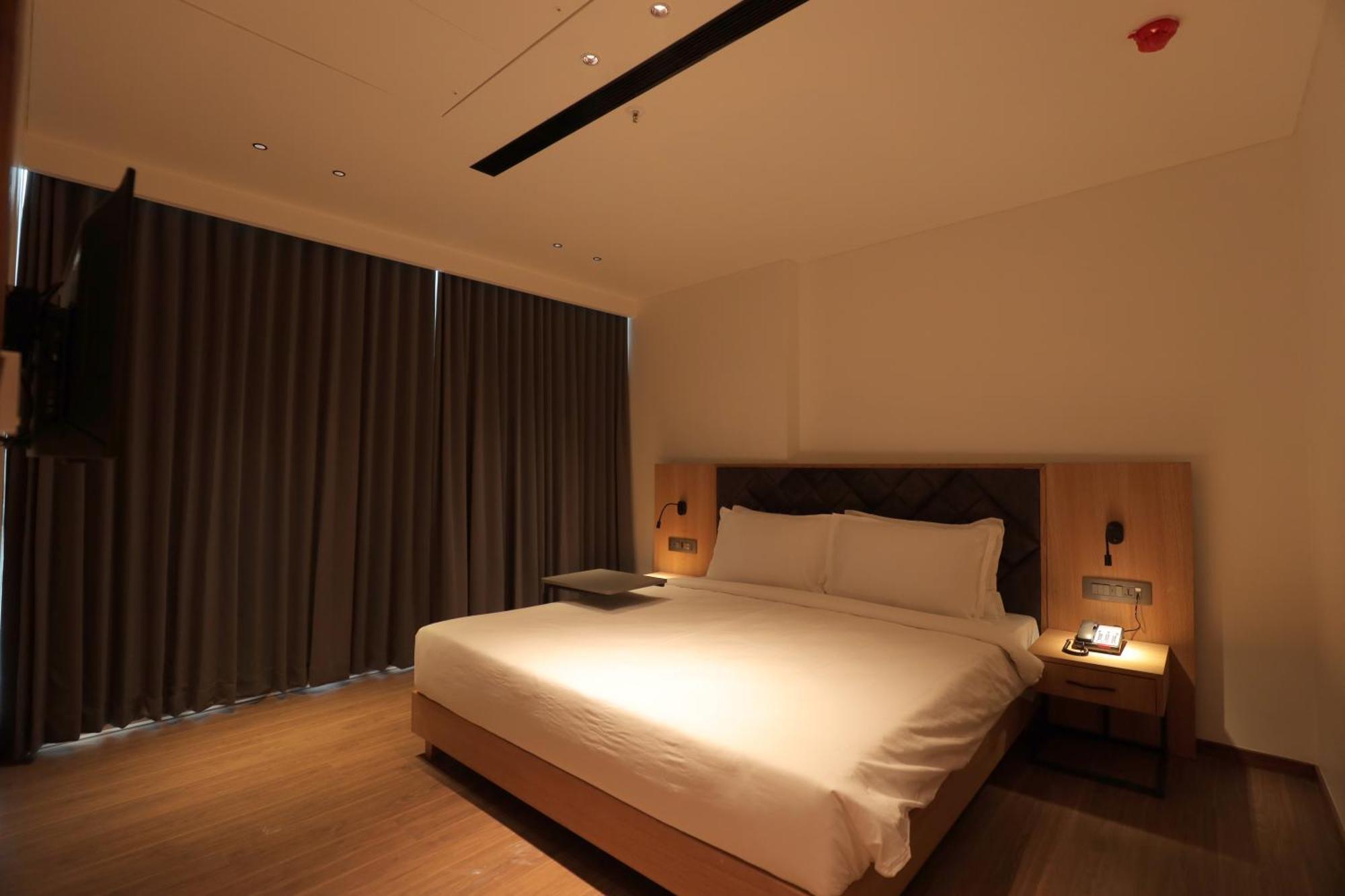 Hotel The World Surat Esterno foto