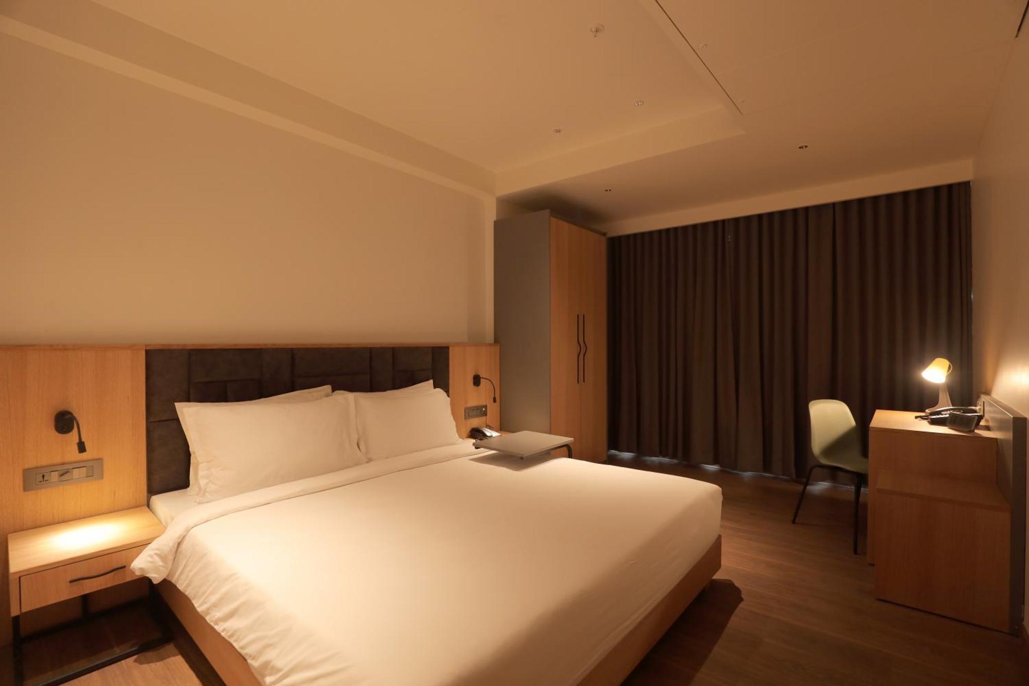 Hotel The World Surat Esterno foto