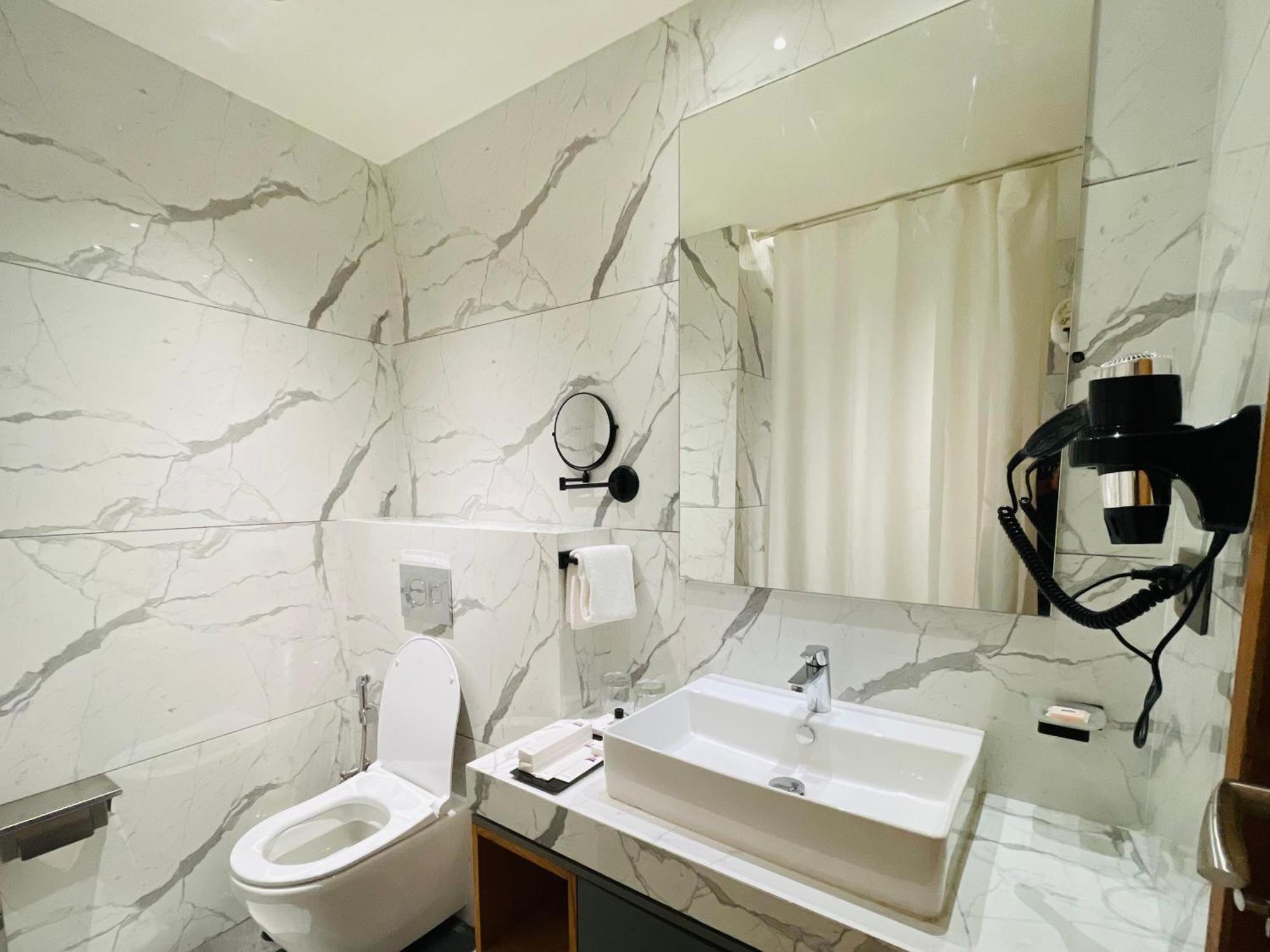 Hotel The World Surat Esterno foto