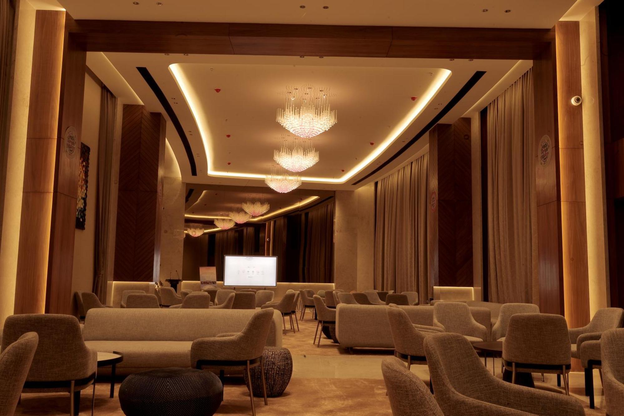 Hotel The World Surat Esterno foto