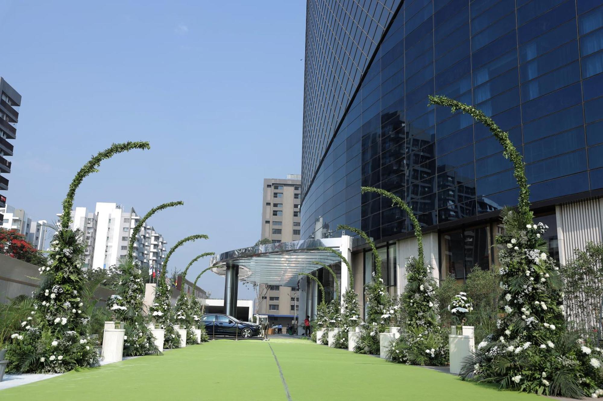 Hotel The World Surat Esterno foto
