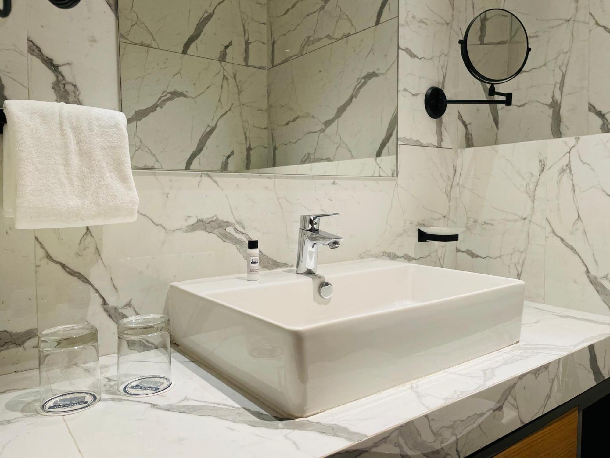 Hotel The World Surat Esterno foto