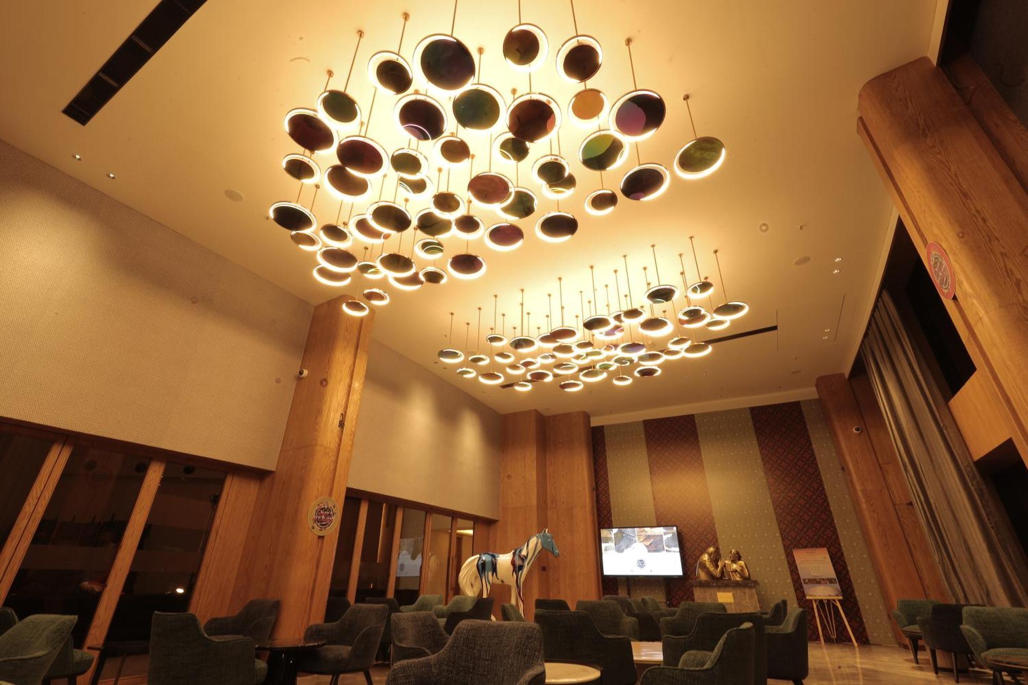 Hotel The World Surat Esterno foto