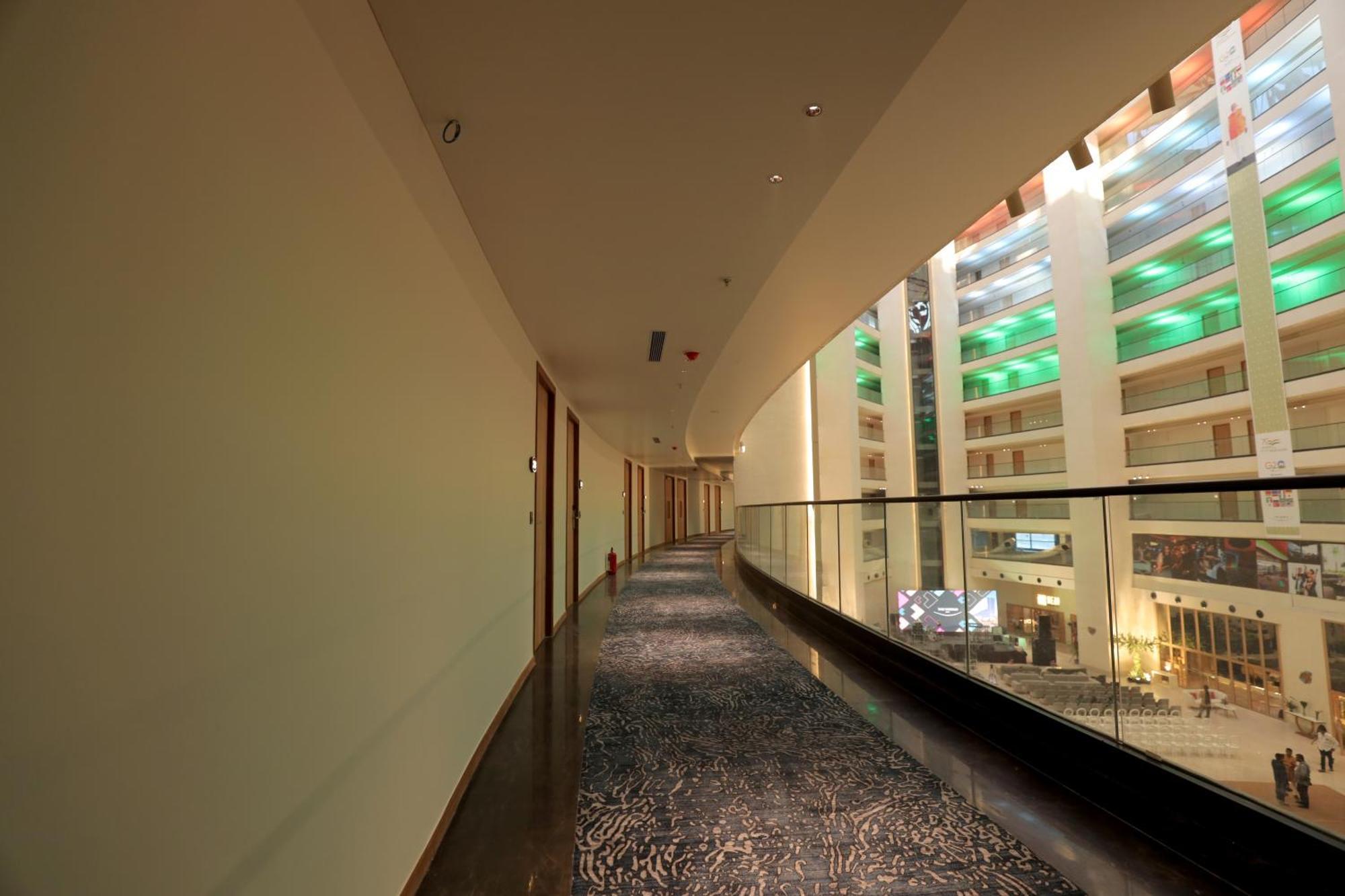 Hotel The World Surat Esterno foto