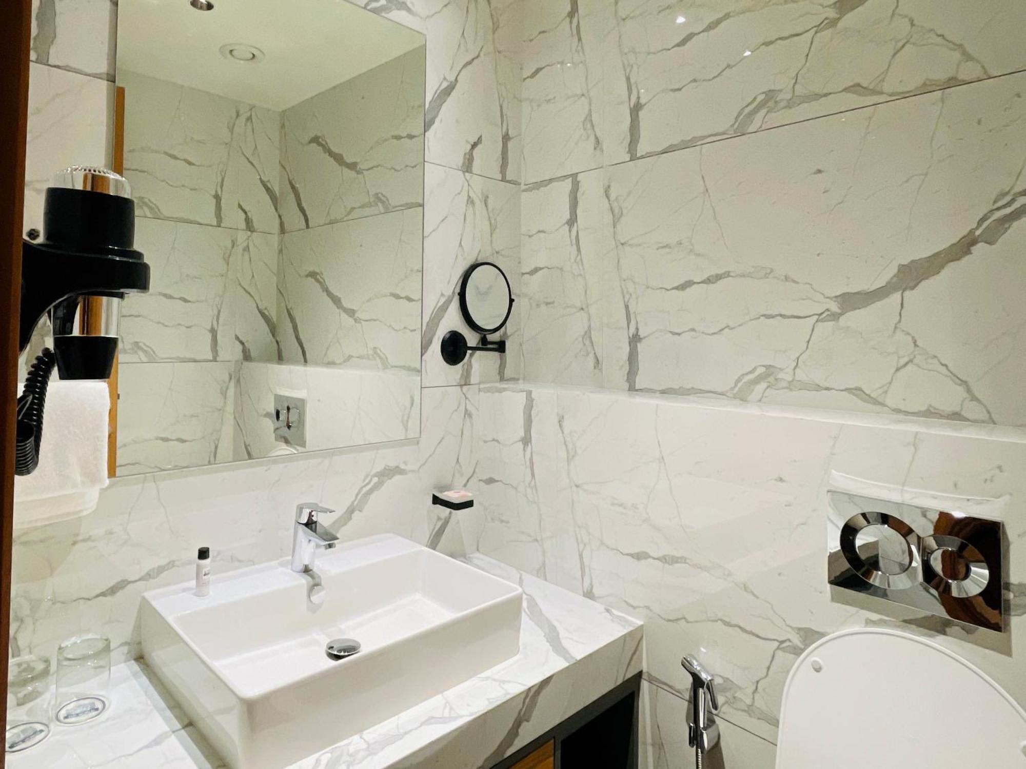 Hotel The World Surat Esterno foto