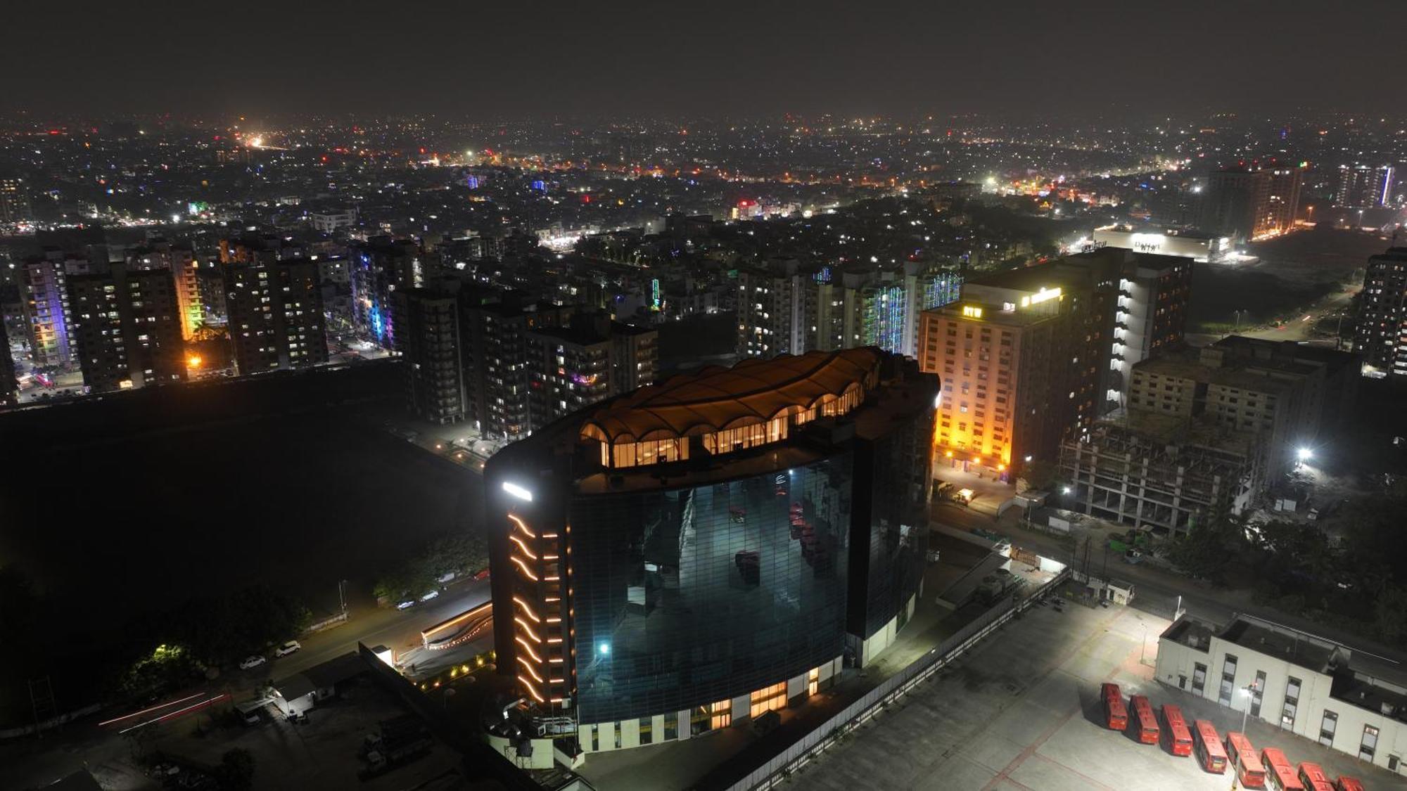 Hotel The World Surat Esterno foto