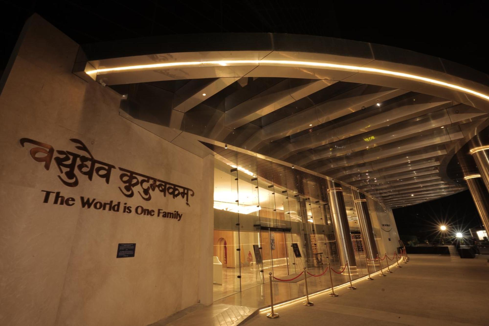 Hotel The World Surat Esterno foto