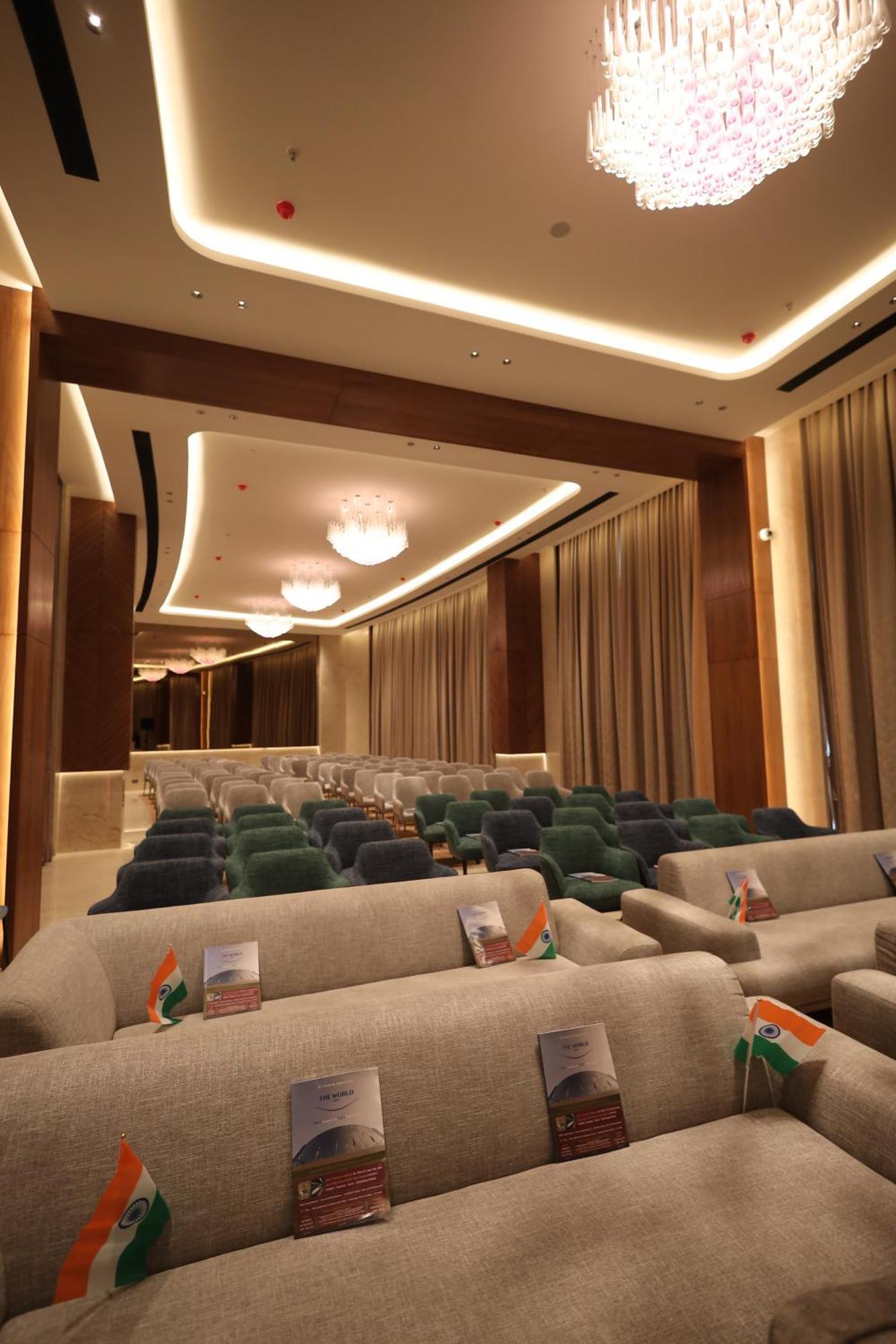 Hotel The World Surat Esterno foto