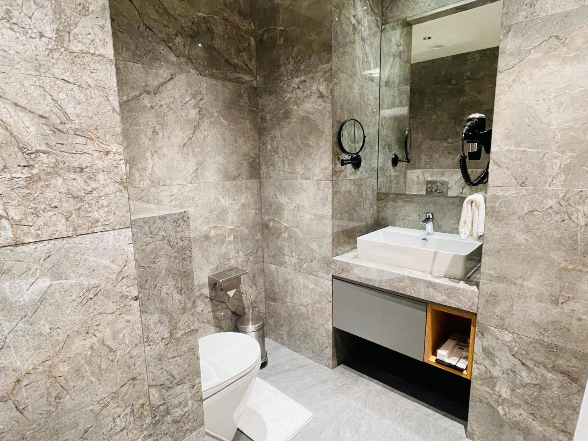 Hotel The World Surat Esterno foto