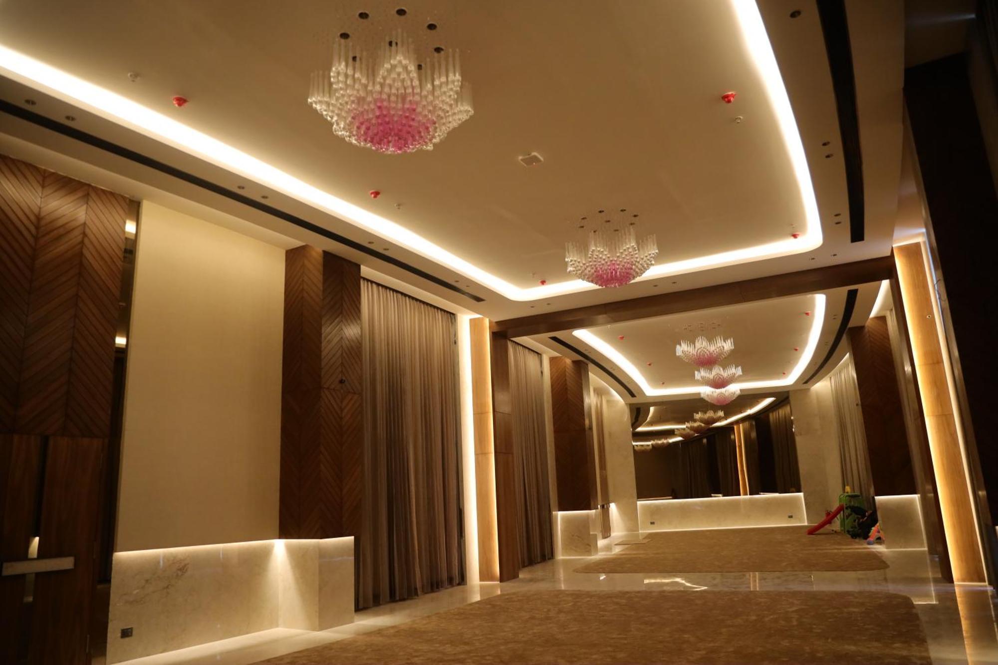 Hotel The World Surat Esterno foto