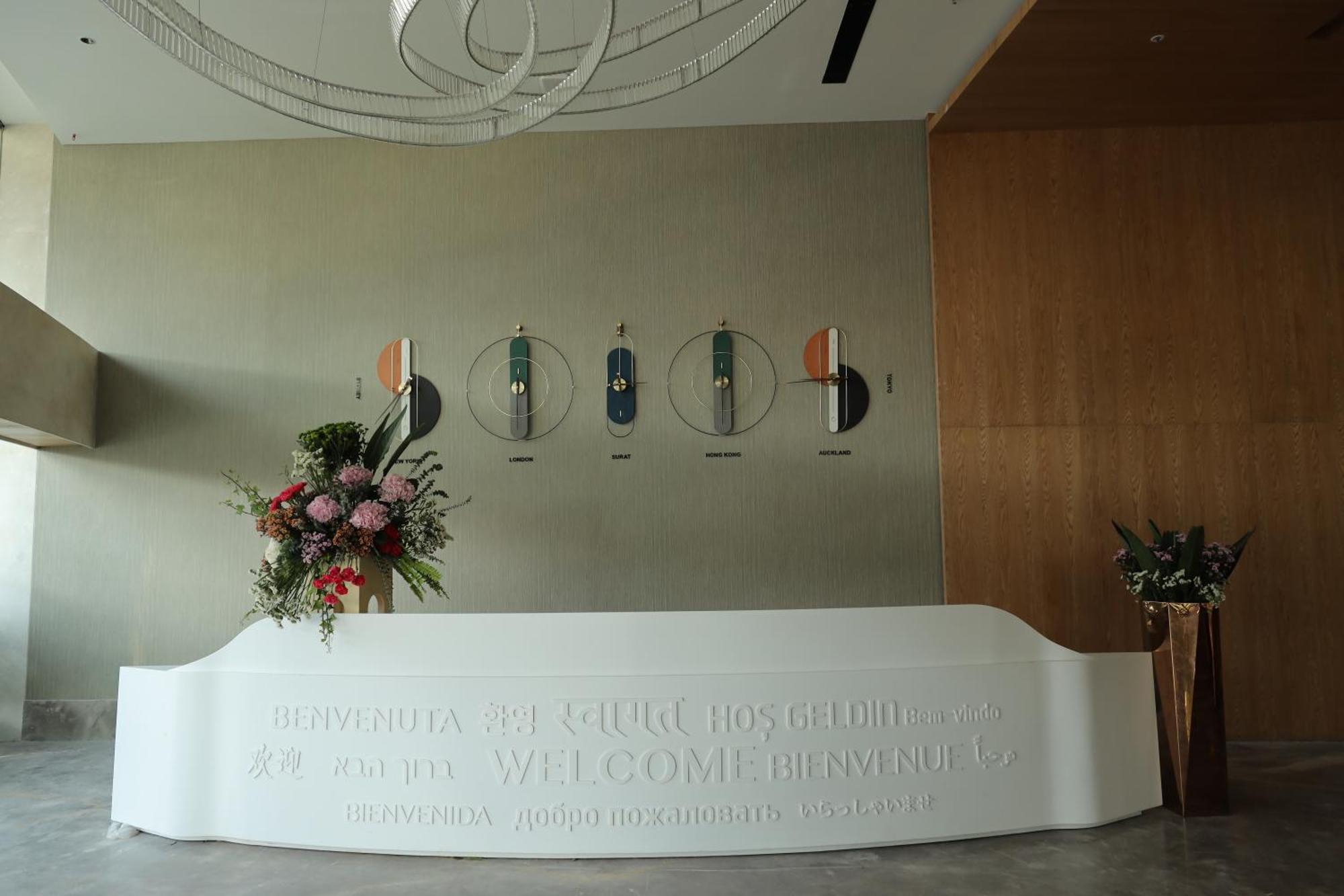 Hotel The World Surat Esterno foto