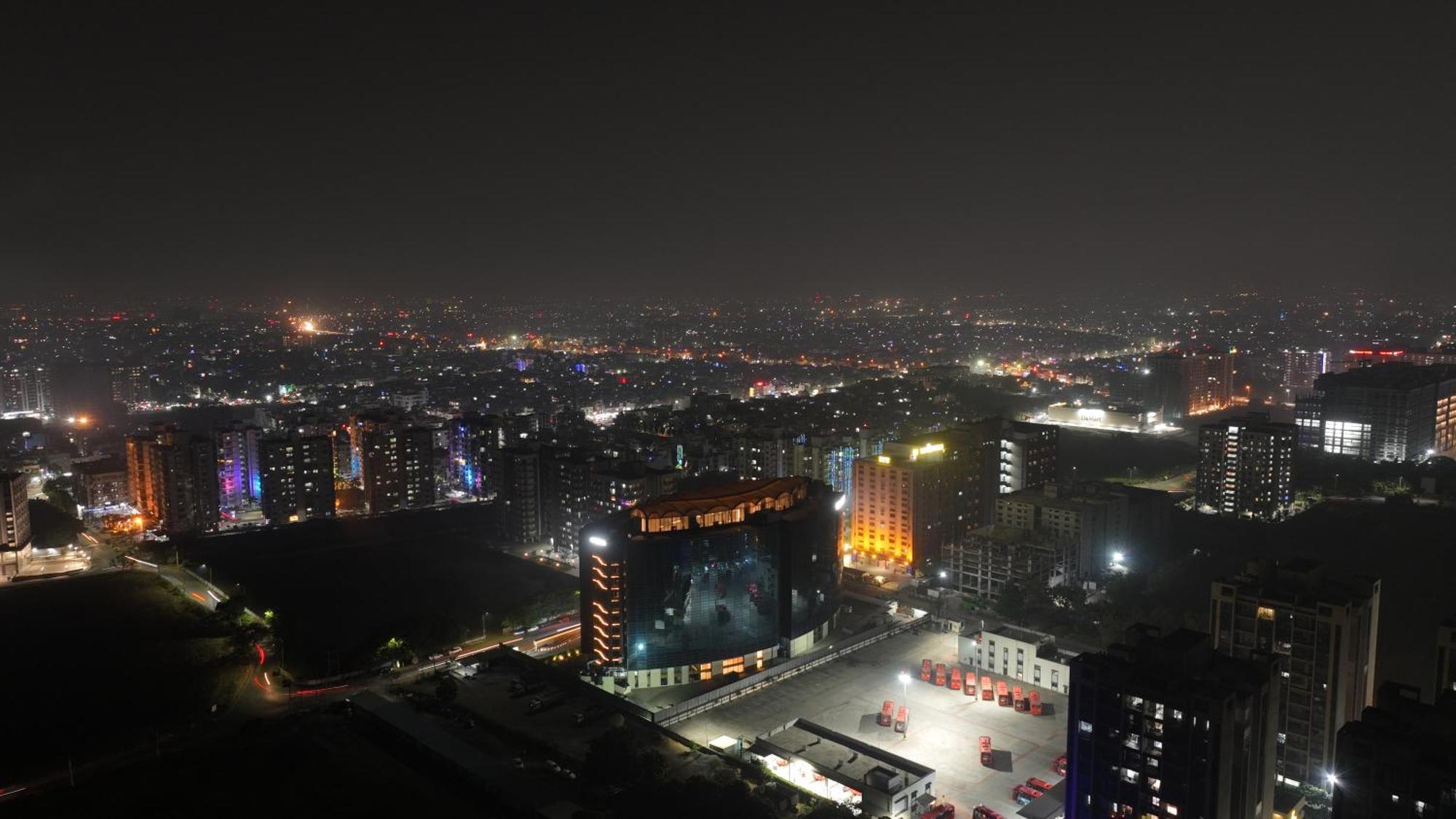 Hotel The World Surat Esterno foto