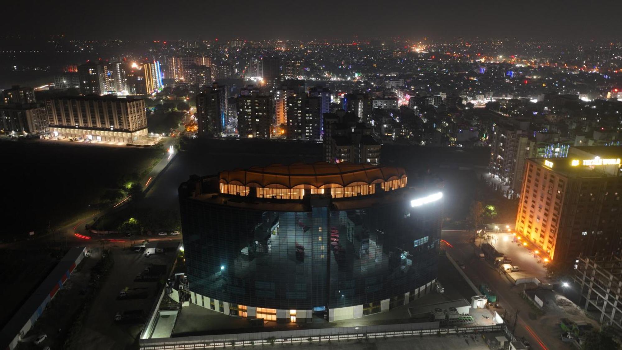 Hotel The World Surat Esterno foto