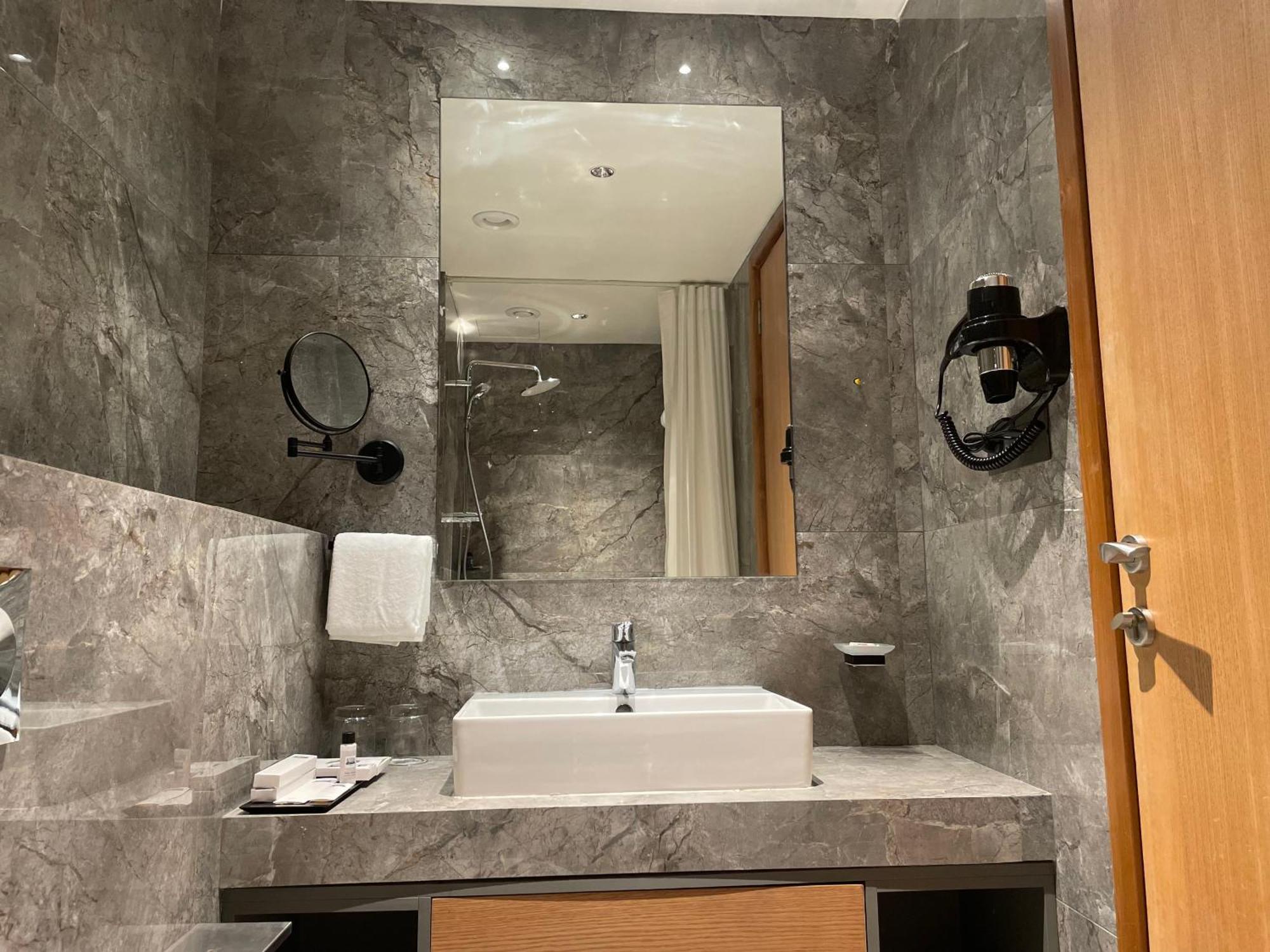 Hotel The World Surat Esterno foto