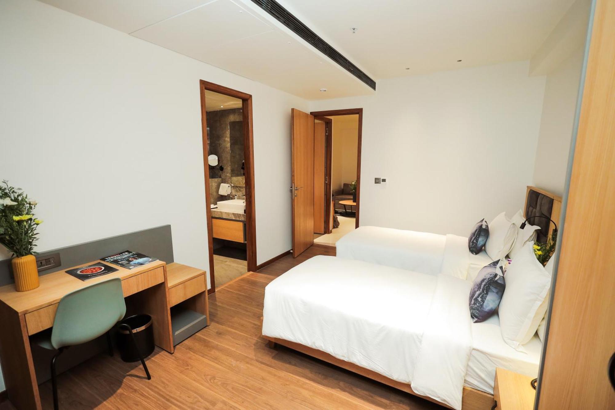 Hotel The World Surat Esterno foto