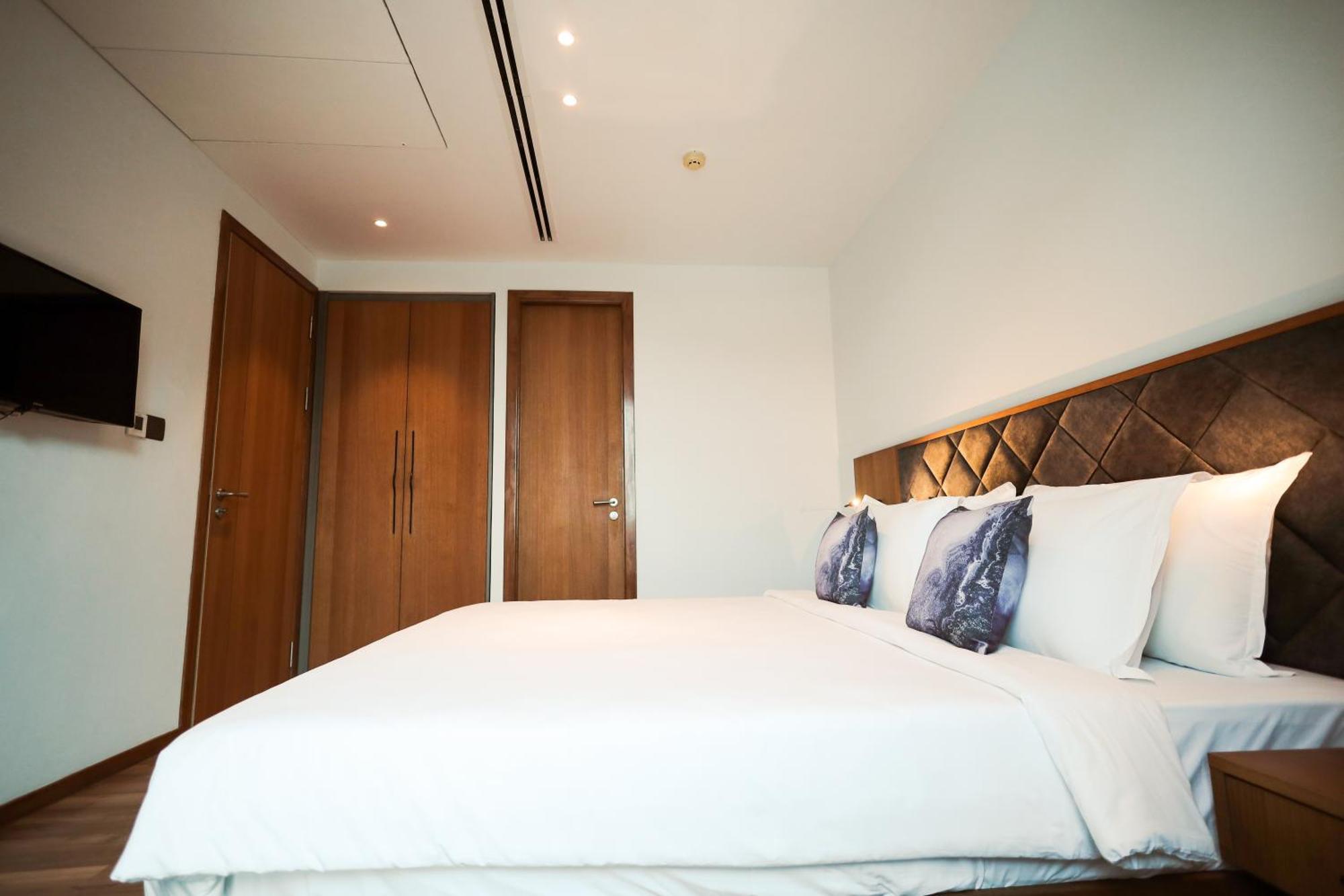 Hotel The World Surat Esterno foto