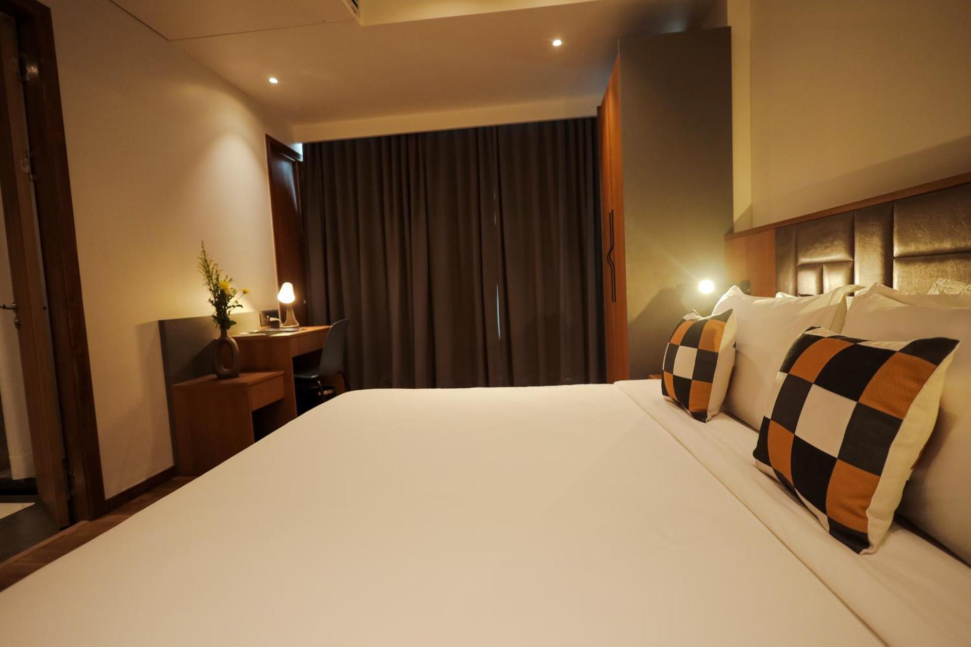 Hotel The World Surat Esterno foto