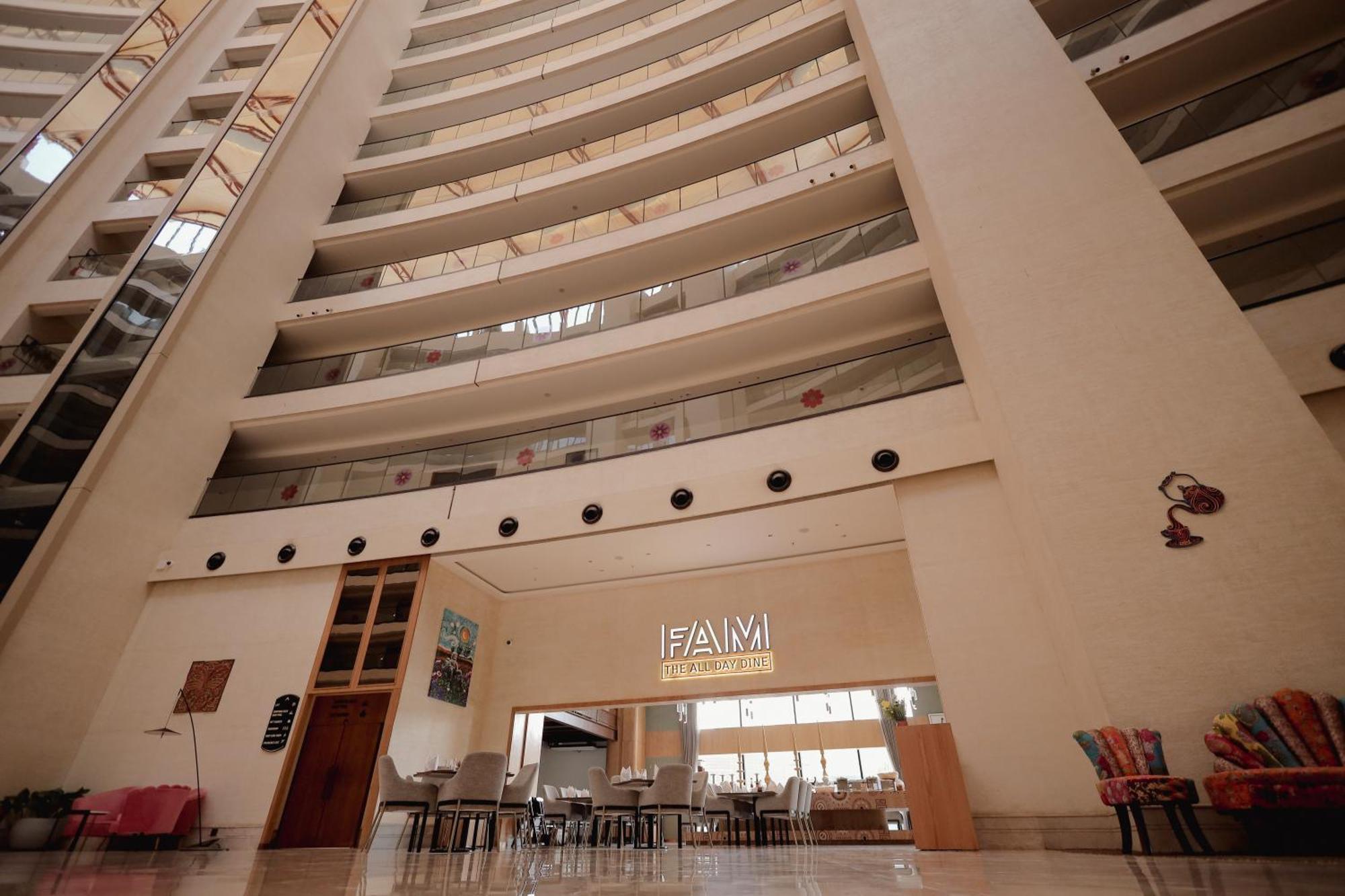 Hotel The World Surat Esterno foto