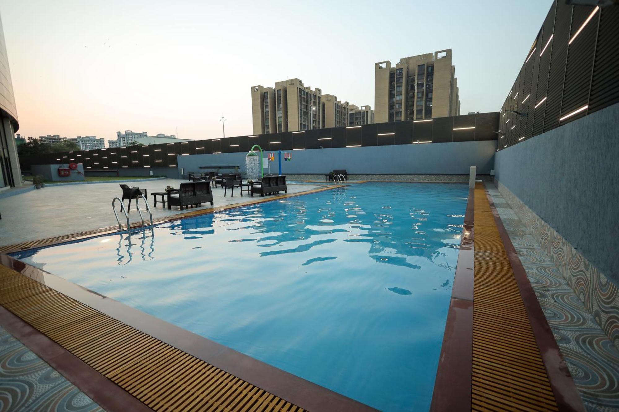 Hotel The World Surat Esterno foto