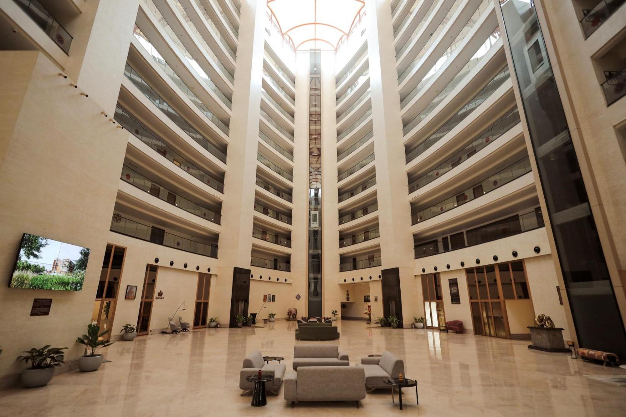 Hotel The World Surat Esterno foto